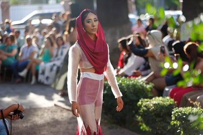 Moda. Los atuendos destacaron por su fusión con la naturaleza por lo que resaltaron los tonos verdes.