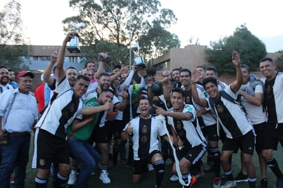 Festejo. Palenque Ciprés Romero recibió su trofeo como campeón de la Liga Durango.