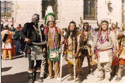 La fogata tradicional en la colonia Santa María. Danza 'Apaches de Santa María' en los años ochentas.  Danzantes en la colonia Santa María. Apaches de Santa María en el Santuario de Guadalupe, en Durango, Dgo., en el año 2008.