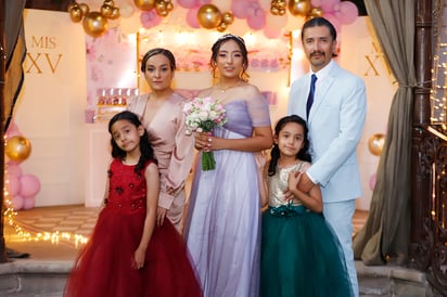 La quinceanera con sus papás, Elizabeth Monserrat Lares Burciga y  Jaime Fragoso Montoya; así como sus hermanas Sofia y Aimee.