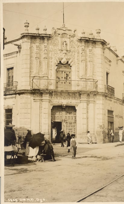 La Casa del Conde del Valle de Súchil, hoy sucursal del Banco Banamex.