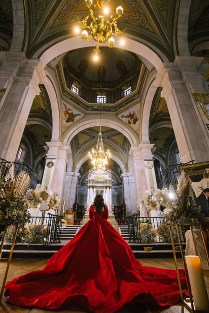 Junto a sus papás,  Juan Armando Mier Meraz y Laura Cecilia Rodríguez Franco.