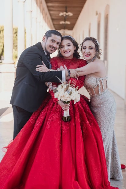 Laura Ximena Mier Rodríguez lució un espectacular vestido rojo en sus quinceaños.
