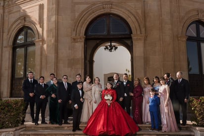 La bella quinceañera junto a sus seres queridos.