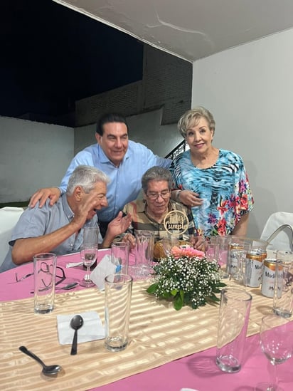 Enrique Benítez Vargas al momento de partir su pastel, junto a su esposa, Irene Ojeda, su hijo, Enrique Benítez y su hermano, Alfonso Benítez.