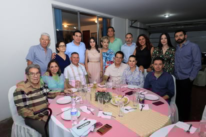 La quinceañera acompañada de su familia.
