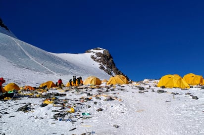 El Monte Everest, ubicado entre Nepal y China en la cordillera Himalaya, es la montaña más alta del mundo con una altura de 8.848 metros.
