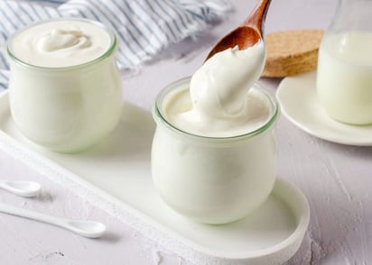 El yogurt griego tiene el doble de proteina, los especialistas en nutrición señalan que el consumo de estas es importante para minimizar la pérdida muscular cuando se queman grasas.