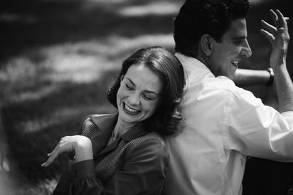 En esta imagen proporcionada por Netflix Carey Mulligan como Felicia Montealegre, izquierda, y Bradley Cooper como Leonard Bernstein en una escena de 'Maestro'. (Jason McDonald/Netflix vía AP)