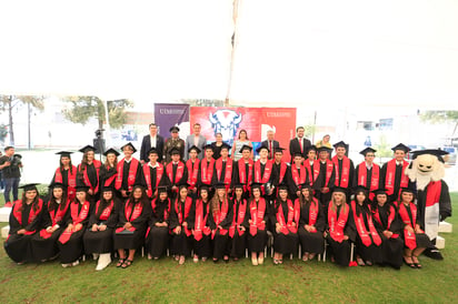 Foto oficial de los graduados de Preparatoria acompañados de invitados y directivos entre ellos, la rectora de la universidad la MAAD. Lucia Morales Rodríguez.