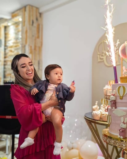 Festejada. Lily Castañeda González con su hija Regina. 