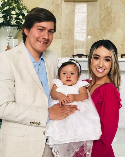 Camilo Rodríguez y Lily Castañeda, con su hija.