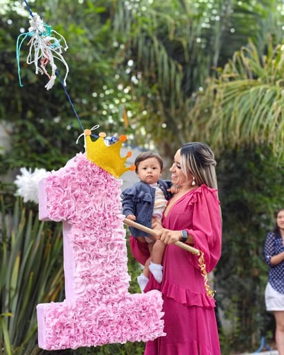 La pequeña Regina tuvo su piñata de un año.