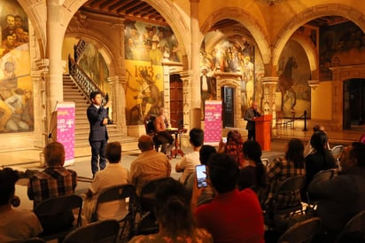 El actor aprovechó el espacio para invitar a los duranguenses a leer más, a buscar la poesía. Aunque es una gran figura de la televisión y el teatro, tiene más de 30 años dedicado a promover la lectura.