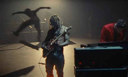 En este disco, Jon alcanza nuevas alturas artísticas al colaborar con una amplia gama de talentos globales en el álbum. 'World Music Radio' es un material ambicioso, compuesto por 21 canciones com admirables colaboraciones.