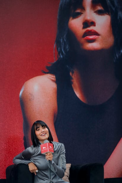  La cantante española Aitana habla durante una conferencia en el Auditorio Nacional. EFE/Isaac Esquivel