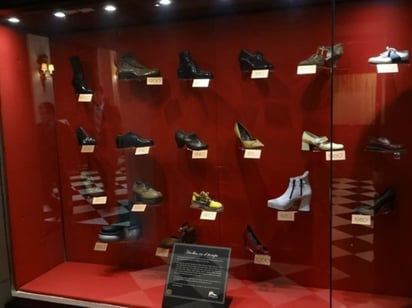Vitrina 'Un siglo de evolución en los zapatos'.