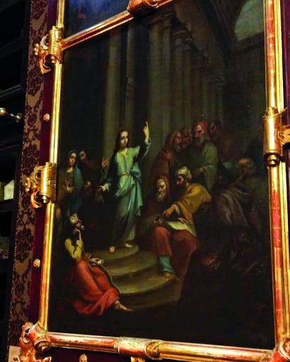 En el lugar se encuentran cuadros de estilo novohispano, de los cuales se desconoce su autor.