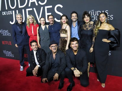 Elenco en la alfombra roja para la presentación de la serie de Netflix.