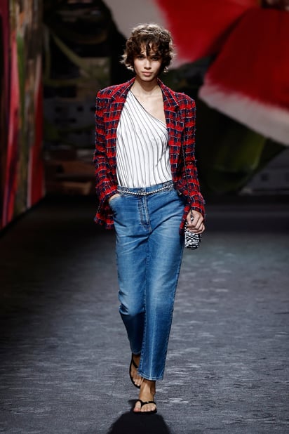 Algunos de los vestidos largos con escote en V, iban en el tradicional 'tweed' de la firma.