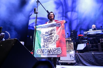 Espectáculo. Durante su presentación, Saúl se colgó una bandera deMéxico
que decía ‘Amo a mis pinches Caifanes’. (Fotos: Enrique Castruita/ El Siglo de Torreón)