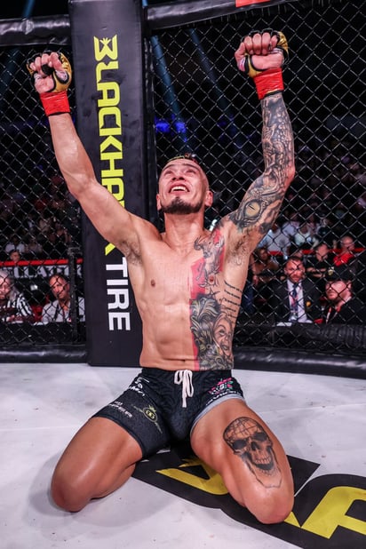 Festejo. Una explosión de emociones tuvo 'Drako' Cossio, luego de vencer a Jesse Roberts en Bellator 300.