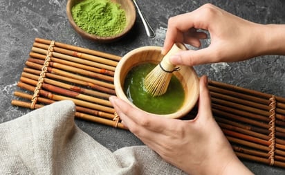 Procedimiento.Para preparar el clásico té matcha debes poner una cucharadita de té en un bowl, luego añadir agua caliente y agitar con un mezclador de bambú hasta formar espuma.