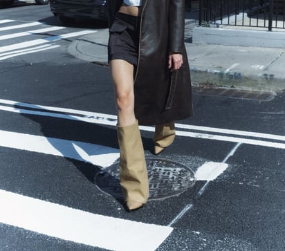 Diferente. Estas botas con tacón alto y grueso, son ideales para quienes desean llevar algo clásico, sin recurrir al negro.