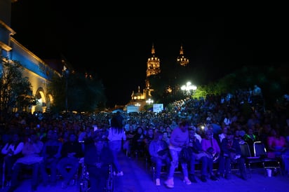 El escenario que recibió a la agrupación estuvo ubicado en la Plaza de Armas y Corredor Constitución.