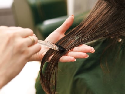 Compuestos.Los tintes para el cabello contienen una serie de productos químicos, como el amoníaco y el peróxido de hidrógeno, que pueden ser absorbidos a través del cuero cabelludo.