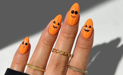 Convierte las uñas de tus manos en unas pequeñas calabazas. Esta manicura divertida tiene como protagonista el intenso naranja de estos vegetales característicos de esta temporada.