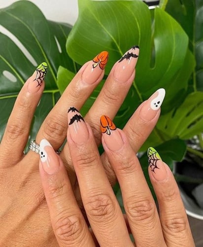 No dudes en sumar varios elementos: calabaza, fantasma, telaraña y murciélago.