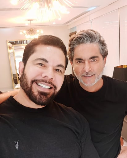 Carlos Emilio junto al actor y conductor Raúl Araiza.