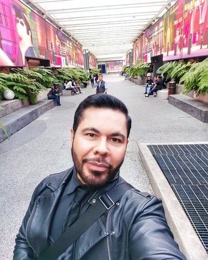 Carlos es reconocido por su labor en el mundo artístico, donde ha realizado el diseño de imagen de personas del medio y de personajes para telenovelas, películas, series y comerciales.