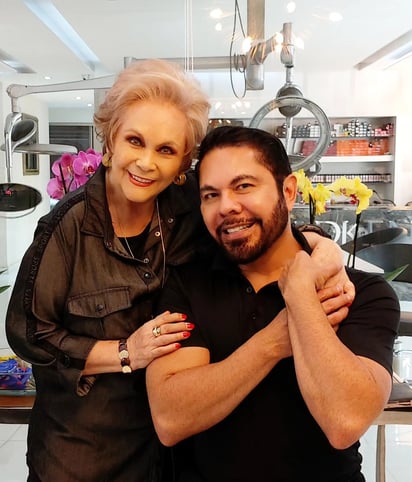 Carlos acompañado de la actriz y cantante Norma Herrera.