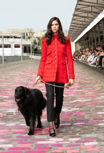 Suéter o saco. Un suéter de cuello alto o con silueta con botonadura en color rojo va a hacerte ver muy sofisticada.