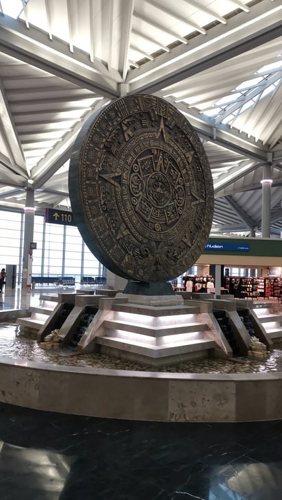 Emblemas. Diversos espacios del Aeropuerto han sido empleados para resaltar símbolos de los orígenes mexicanos.