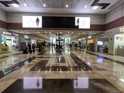 Espacios. El Aeropuerto Internacional Felipe Ángeles ofrece espacios a cielo abierto para tomar el sol o apreciar el clima, habitualmente son usados como áreas de fumar; sus interiores lucen limpios y nuevos todavía.