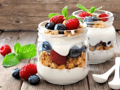 La avena es un alimento estrella en el desayuno. Combínala con yogur y frutas.