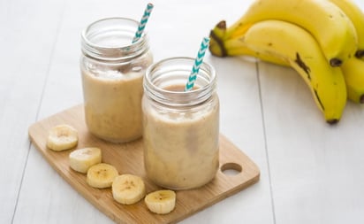 Licúa plátano, leche vegetal, avena, chía, crema de cacahuate, canela y agua para hacer un smoothie saludable.