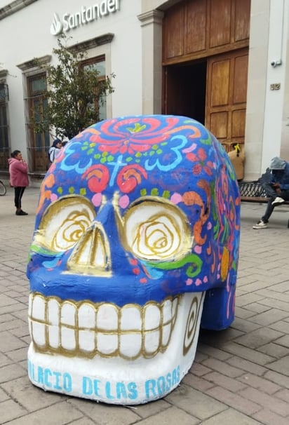 Calaveras gigantes hechas por alumnos de la EPEA.