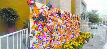 En la Plaza Fundadores se instaló un mural de caritas de catrina.