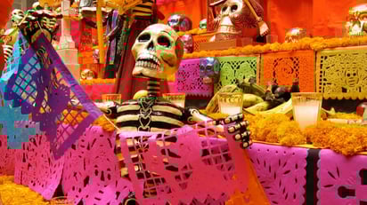 Ofrenda.Cada uno de los 7 niveles del altar de muertos representa los escalones que deben avanzar las almas difuntas para descansar en paz. Sin embargo, también hay ofrendas con dos y tres niveles, que también tienen su propio significado.