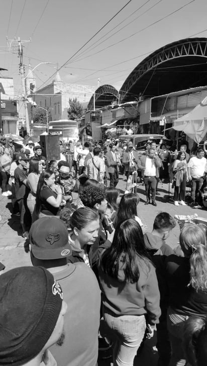 Ofrendas. Las personas le llevan algo de lo que tienen y le prenden veladoras.