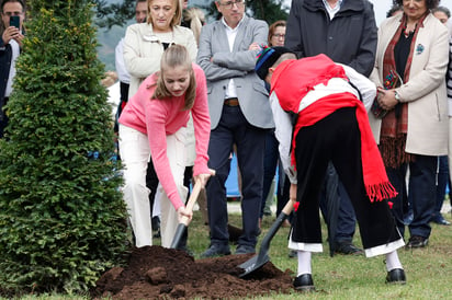 Leonor planta un tejo durante la visita de la Familia Real, el 29 de octubre de 2022, a la parroquia de Cadavedo.