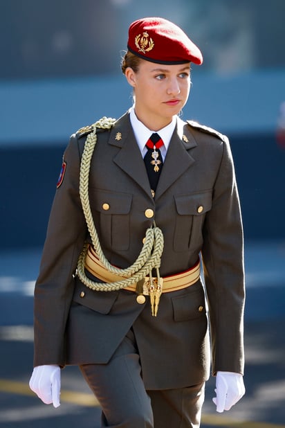 La princesa  participa con los cadetes de la Academia General Militar de Zaragoza en la ofrenda a la Virgen del Pilar.