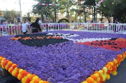 Decenas de duranguenses acudieron para llevarse su pedazo de Catrina con chocolate casero.