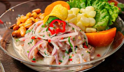 Patrimonio. El ceviche peruano es considerado el plato nacional de Perú. Es elaborado con ingredientes frescos, con pescado extraído de las costas peruanas.