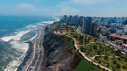 Lima es uno de los principales destinos vacacionales en el mundo, pues por su posición privilegiada a orillas del océano Pacífico, cuenta con varias playas perfectas para practicar surf.