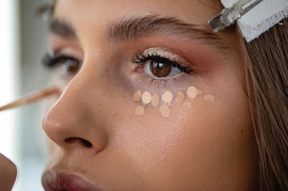 Belleza. La idea es lograr una gradación de colores debajo del ojo, neutralizando el color de las ojeras y realzando la mirada.